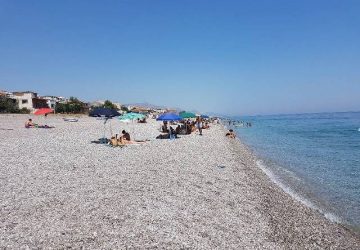 Spiaggia di Fondachello accessibile a tutti: domani in spiaggia si inaugura la sedia job