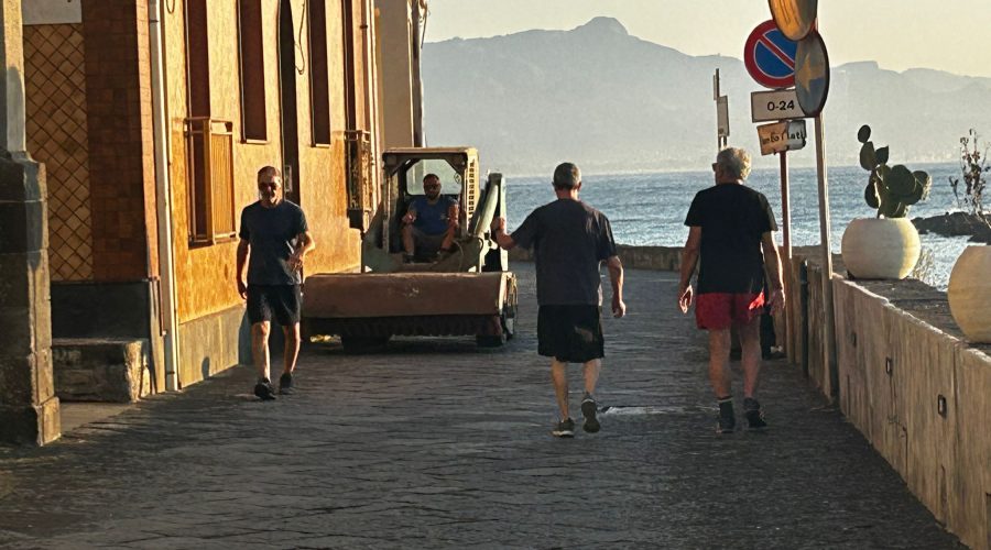 Emergenza cenere, a Giarre e Riposto gli interventi di pulizia in centro e sul lungomare