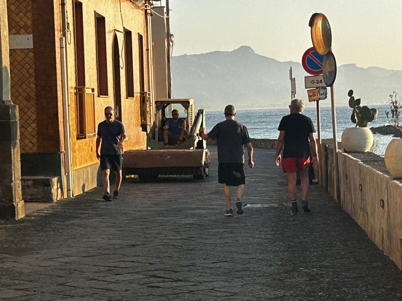 Emergenza cenere, a Giarre e Riposto gli interventi di pulizia in centro e sul lungomare