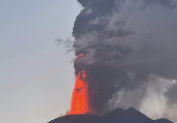 Etna, fontane di lava. Ricaduta di cenere a Giarre, Acireale, Santa Venerina, Milo e Zafferana Etnea