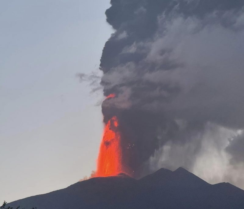 Etna, fontane di lava. Ricaduta di cenere a Giarre, Acireale, Santa Venerina, Milo e Zafferana Etnea