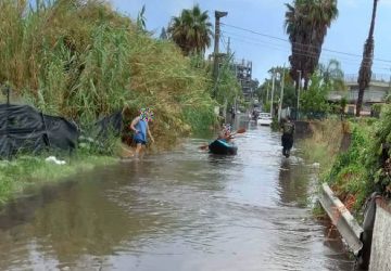 Acquazzone e Fondachello si allaga. Vigili del fuoco soccorrono turisti impantanati. E c’è anche chi gira in canoa