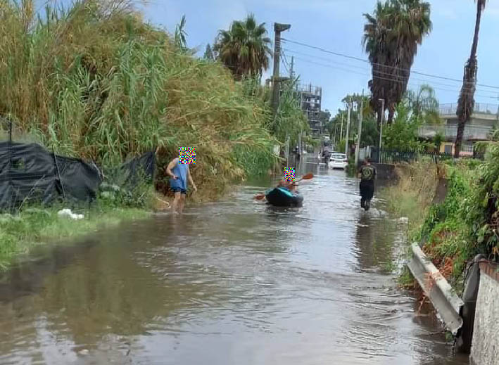 Acquazzone e Fondachello si allaga. Vigili del fuoco soccorrono turisti impantanati. E c’è anche chi gira in canoa