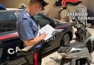 A bordo di uno scooter con il bauletto imbottito di marjuana: 20enne denunciato