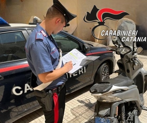 A bordo di uno scooter con il bauletto imbottito di marjuana: 20enne denunciato