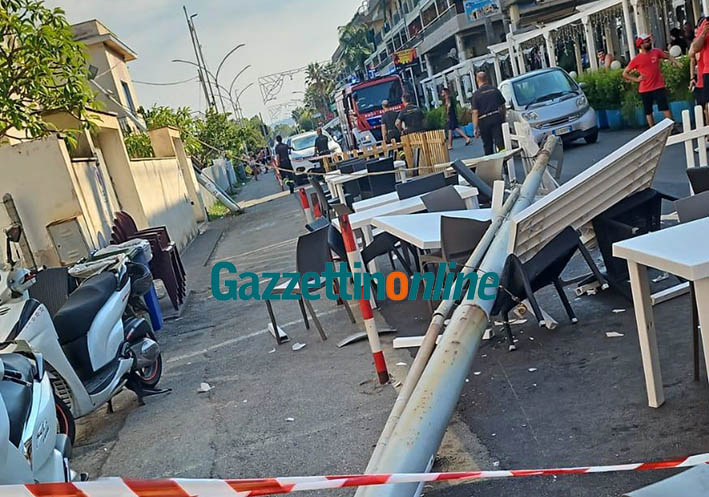 Fondachello, precipitano al suolo due pali della luce. Uno finisce sui tavoli di un bar. Intervento dei Vvff