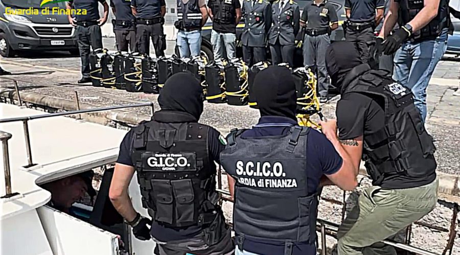 Pizzicato un peschereccio carico di droga: sequestrati 540 kg di cocaina. Cinque arresti VIDEO