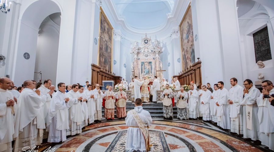 Ordinazione sacerdotale a Randazzo, il diacono Gianluca Franco consacrato presbitero