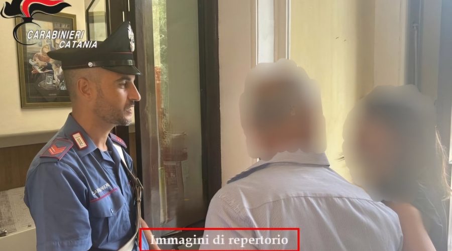 Prende per i capelli la madre e le sbatte la testa contro un muro: arrestato 26enne