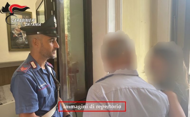 Prende per i capelli la madre e le sbatte la testa contro un muro: arrestato 26enne