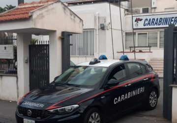 Giardini, offrono un passaggio ad una donna conosciuta in un night club e la rapinano. Tre giovani arrestati