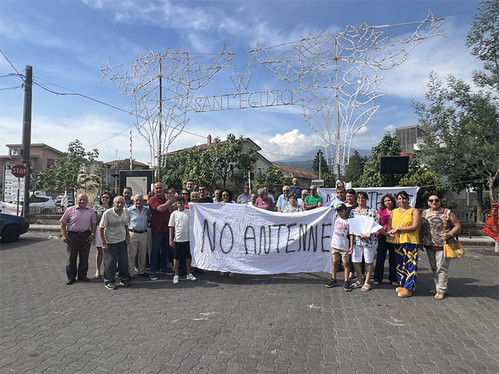 Linguaglossa, protesta contro l’installazione di antenne 5G a ridosso delle case. Si costituisce il comitato di quartiere