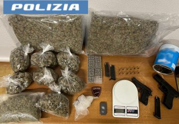 A casa con 4 kg di droga e due pistole: manette per un 33enne