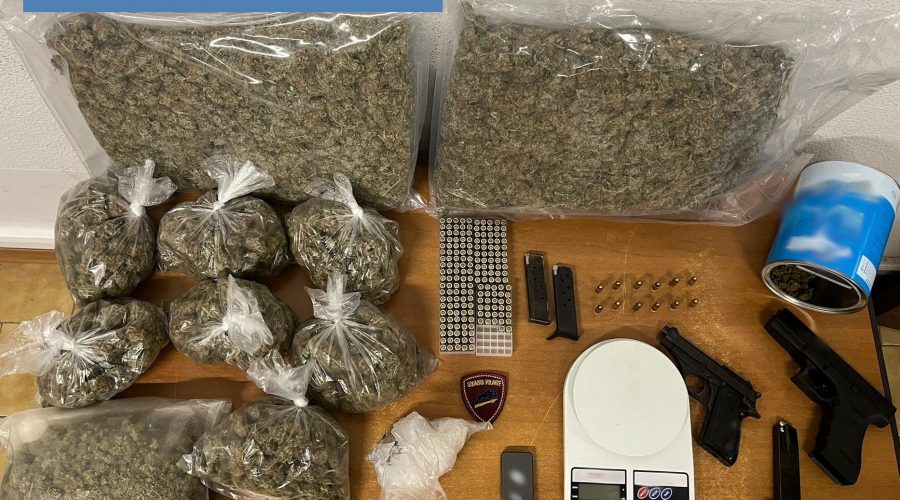 A casa con 4 kg di droga e due pistole: manette per un 33enne