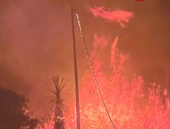 Vasto incendio di sterpaglie a ridosso del cimitero di Catania