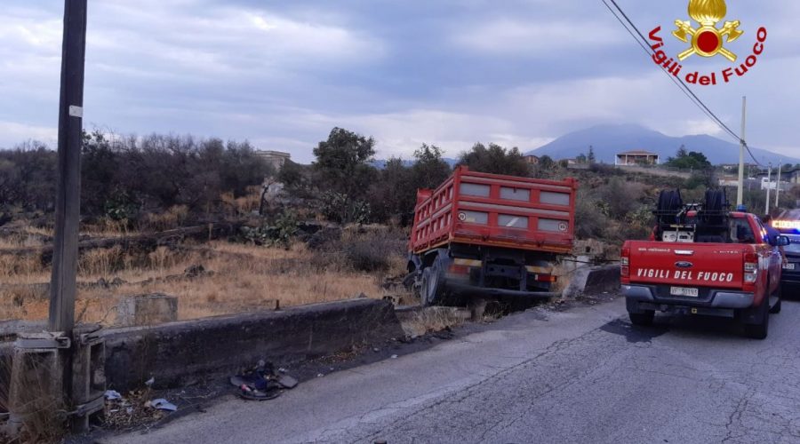 Paternò, scontro tra due autovetture ed un camion: due feriti