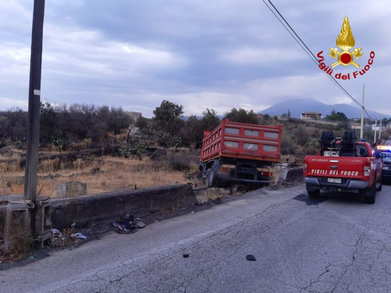 Paternò, scontro tra due autovetture ed un camion: due feriti