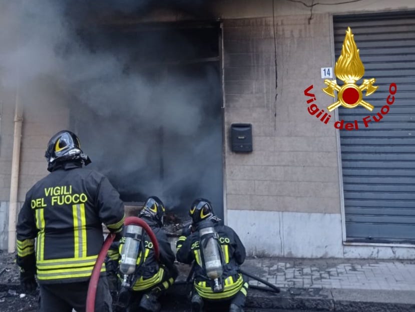 Acireale, incendio in un laboratorio artigianale di via Fabio: un ustionato ed un intossicato