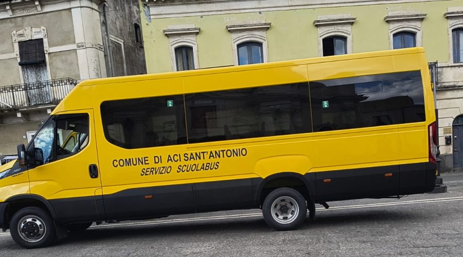 Aci S. Antonio: con l’avanzo di amministrazione il Comune acquista uno scuolabus