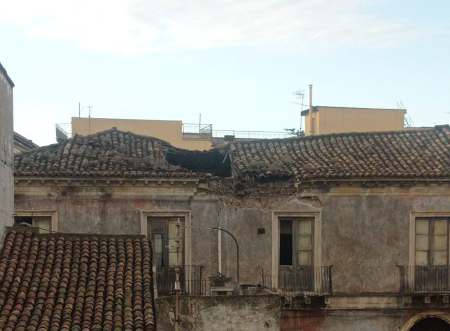 Crolla a Giarre il tetto di un edificio di via Lisi