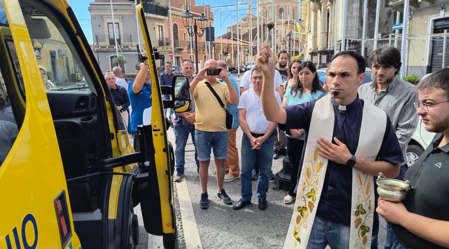 La benedizione ad opera del viceparroco della chiesa Madre