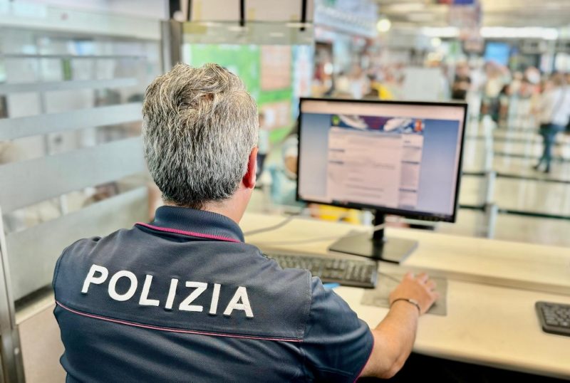 Accompagna la madre, in sedia a rotelle, in aeroporto e ruba la borsa ad un’operatrice: denunciata