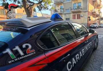 Donna minaccia, con le forbici, l’ex marito: denunciata