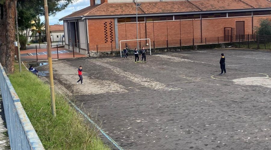 Giarre, campetto parrocchiale invaso da sabbia vulcanica e aghi di pino: la parrocchia pulirà con fondi propri