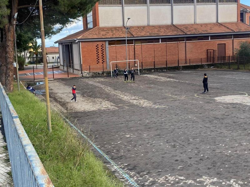 Giarre, campetto parrocchiale invaso da sabbia vulcanica e aghi di pino: la parrocchia pulirà con fondi propri