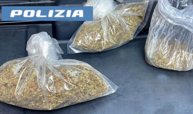 A passeggio per il quartiere con la droga: arrestato pusher