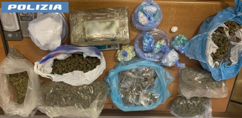 A casa con due pistole e 3 kg di droga: manette per una coppia