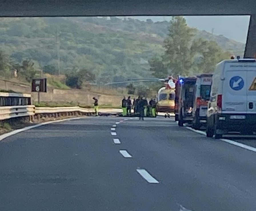 A18, grave incidente nei pressi dello svincolo di Fiumefreddo. Intervento dell’elisoccorso