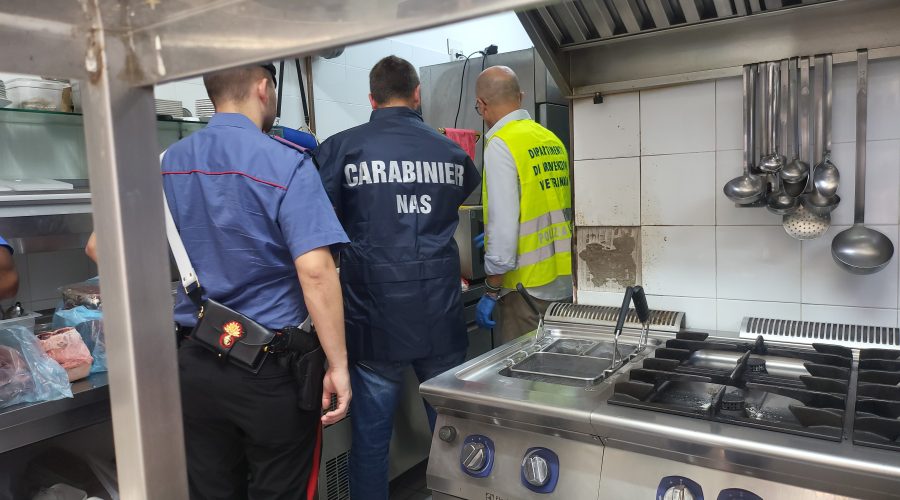 Blatte, sporcizia ovunque e oltre 300 kg di alimenti conservati male: Nas denunciano due ristoratori,