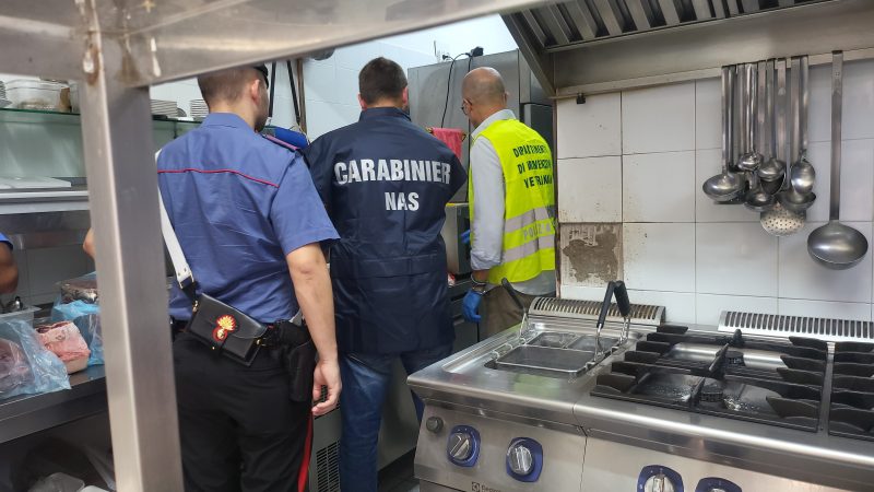 Blatte, sporcizia ovunque e oltre 300 kg di alimenti conservati male: Nas denunciano due ristoratori,