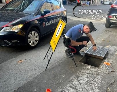 Come nei film si fingono operai e allestiscono un cantiere per rubare cavi di rame: 2 arresti