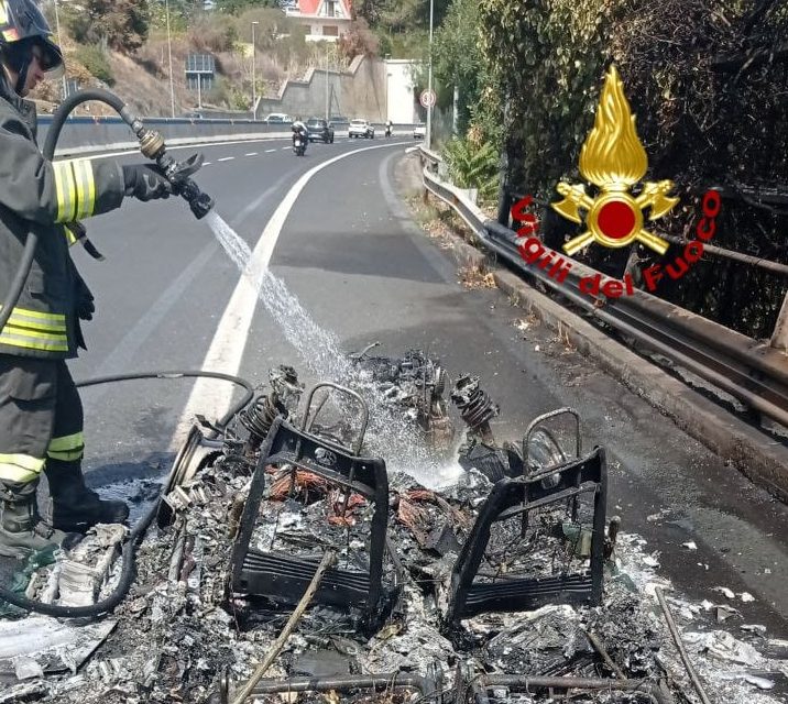 Incendio di un’autovettura in viale Mediterraneo a Catania. Disagi alla circolazione