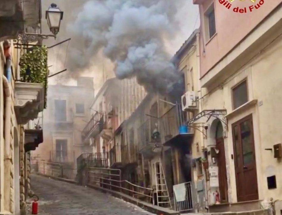 Incendio in un’abitazione: salvato 40enne