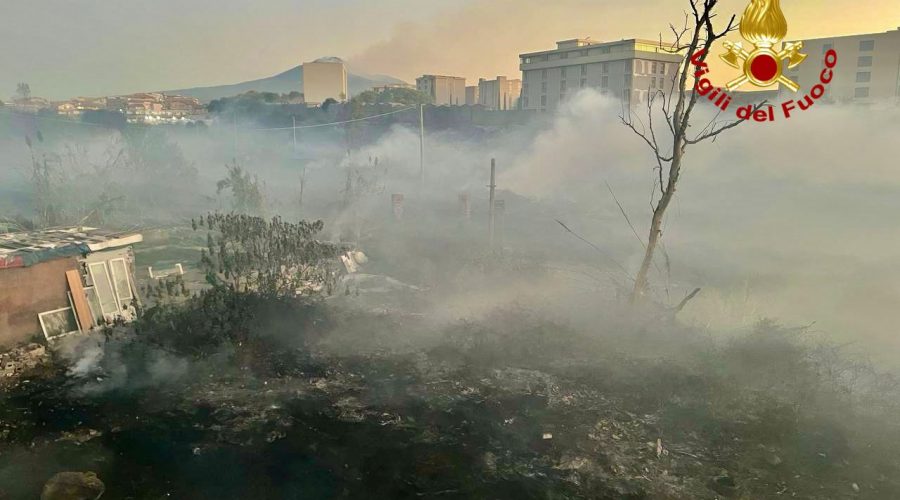 Vasto incendio di sterpaglie a ridosso del cimitero di Catania. Rogo spento stamane alle 8