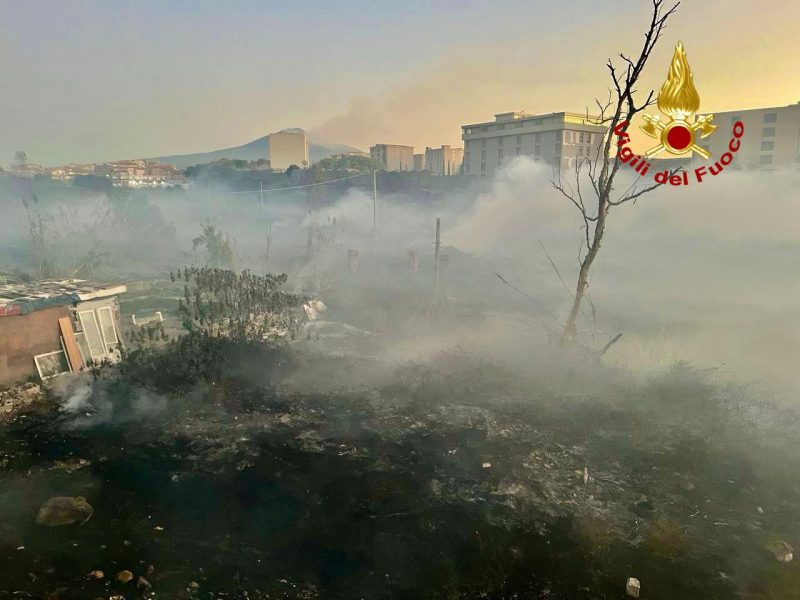 Vasto incendio di sterpaglie a ridosso del cimitero di Catania. Rogo spento stamane alle 8