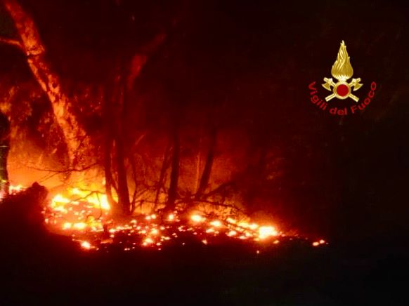 Acireale, vasto incendio nella Timpa