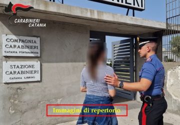 Tenta di buttare giù dal 5° piano la madre e ferisce la sorellina di 10 anni: fermata una 26enne