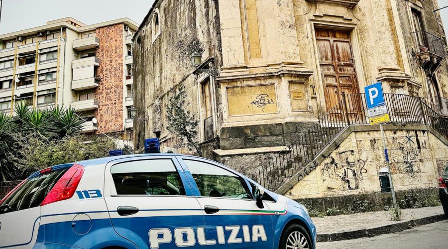 “Andate via sbirri di merda. Vi ammazzo”: arrestato parcheggiatore abusivo