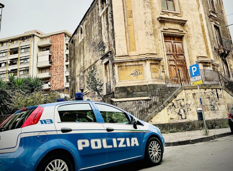 “Andate via sbirri di merda. Vi ammazzo”: arrestato parcheggiatore abusivo