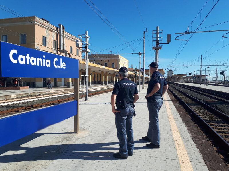 Ricercato perché deve espiare una pena: trovato e arrestato in stazione