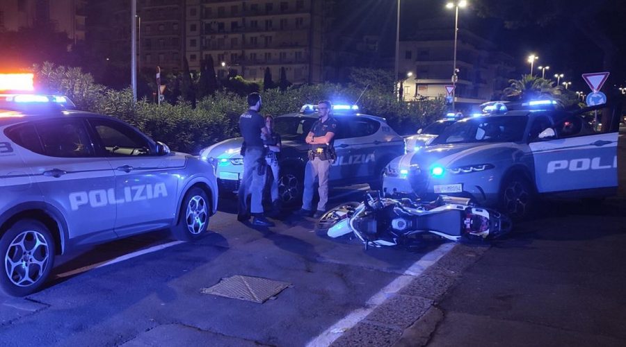 Scappano all’alt dei poliziotti e nella fuga si scontrano con una volante: manette per due giovani