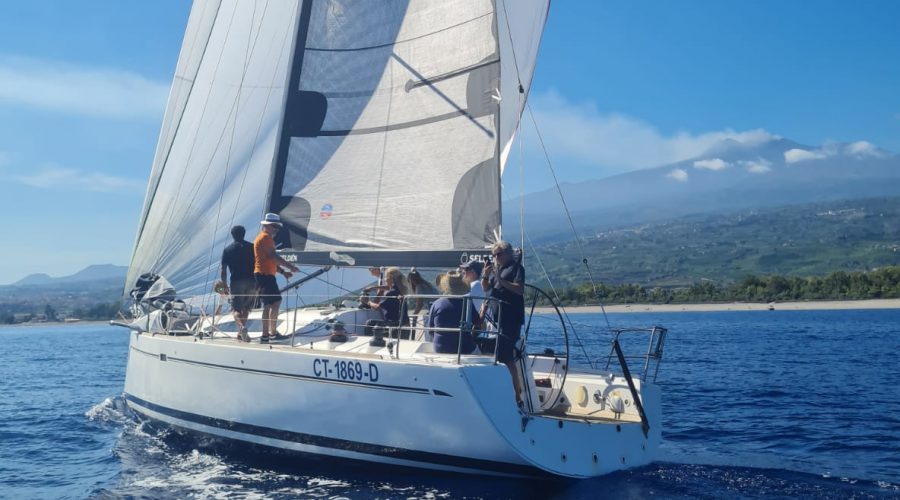 L’imbarcazione “Tres amis” del circolo velico Nic di Catania trionfa alla XVII edizione “Etna sea race”