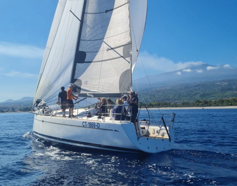 L’imbarcazione “Tres amis” del circolo velico Nic di Catania trionfa alla XVII edizione “Etna sea race”