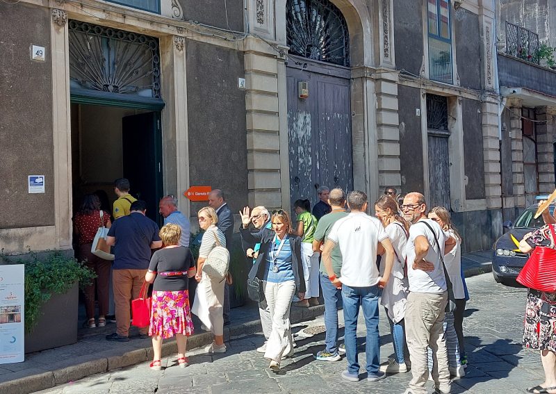 Riposto, tutti in fila per visitare Palazzo Nicotra VIDEO