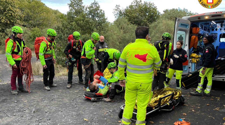 Etna, masso crolla da parete e colpisce turista: soccorso e trasportato in ospedale