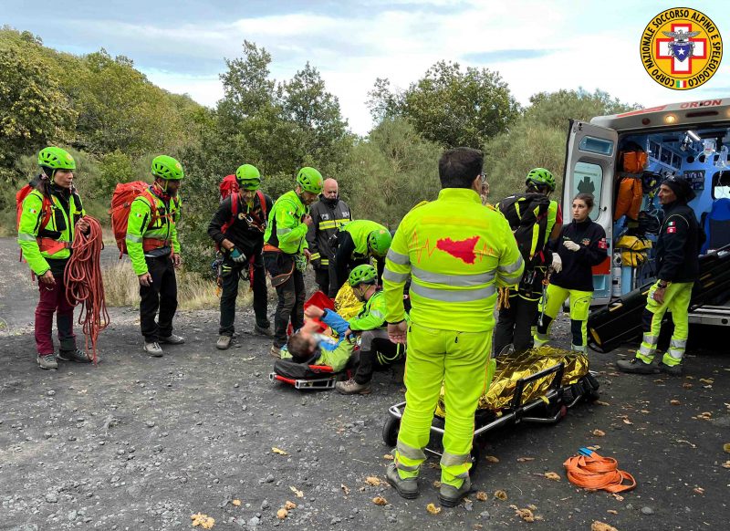 Etna, masso crolla da parete e colpisce turista: soccorso e trasportato in ospedale